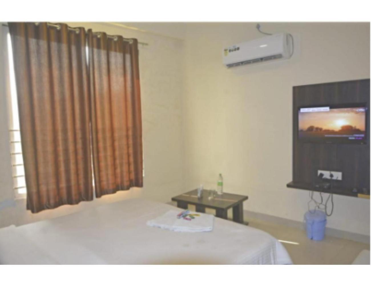Hotel Fun N Food , Mandu Exterior foto