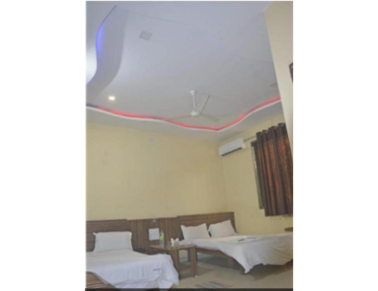 Hotel Fun N Food , Mandu Exterior foto