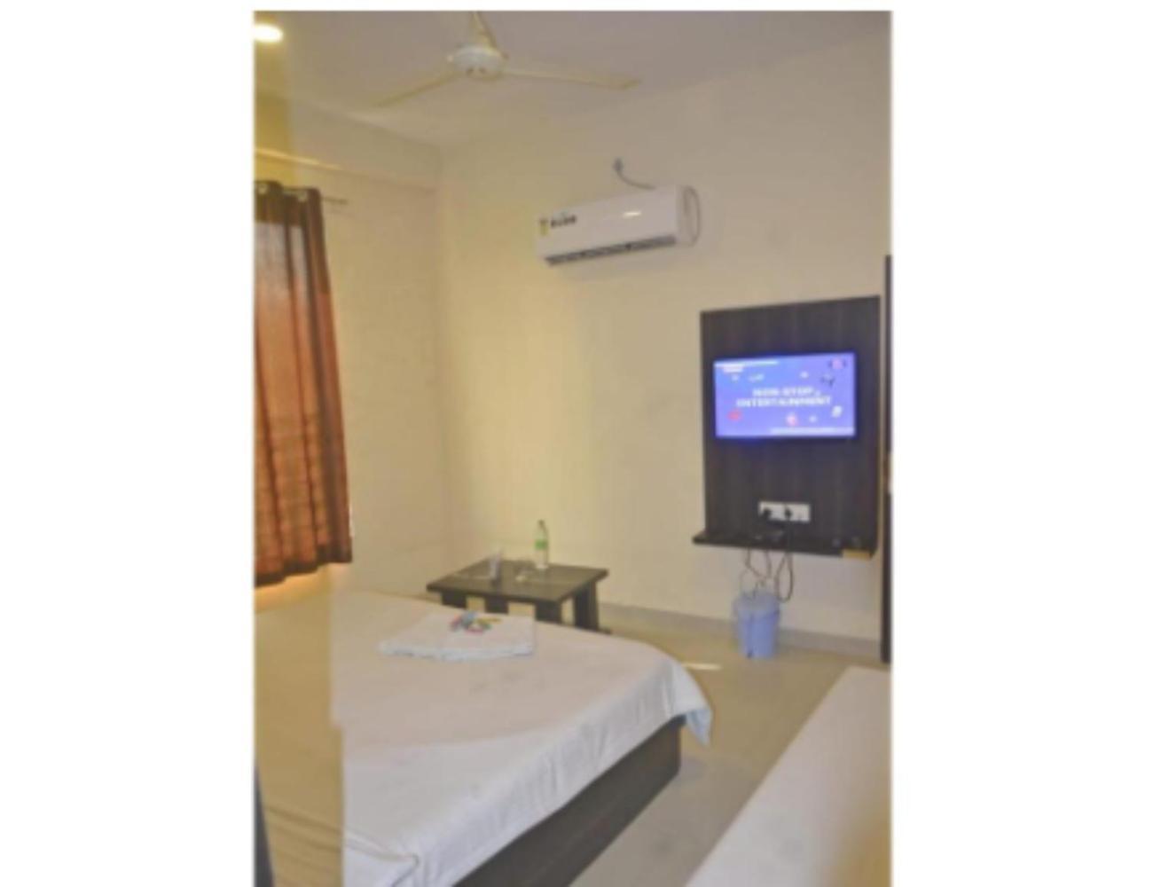 Hotel Fun N Food , Mandu Exterior foto